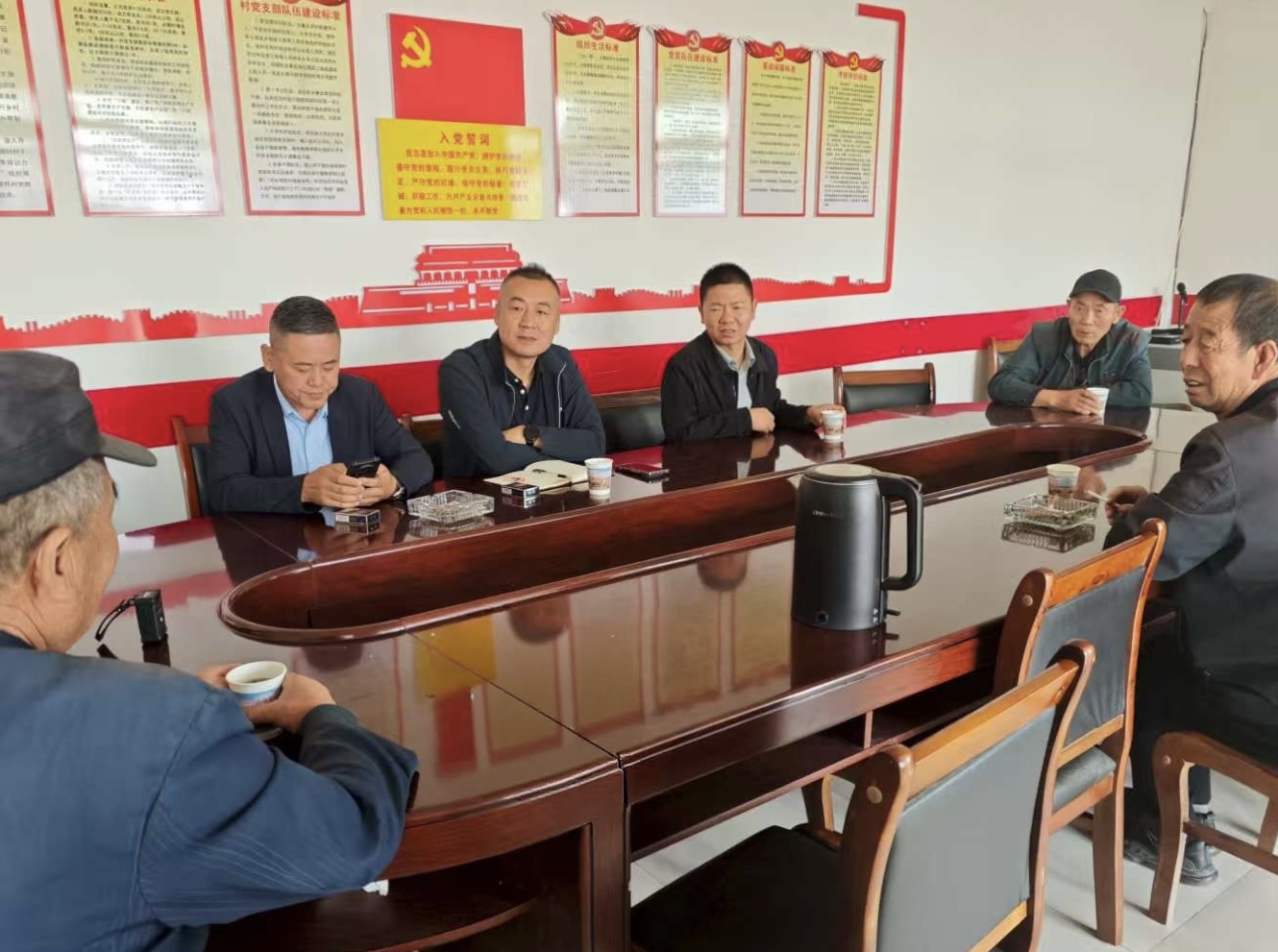 工作人员现场调解