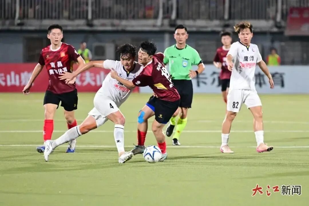 8月30日,南昌队坐镇主场迎战鹰潭队。比赛瞬间。江西日报全媒体记者洪子波 摄