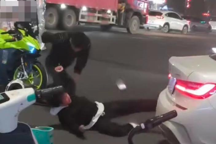 路人拍摄的洪某被打画面