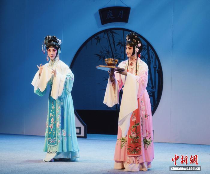 9月10日，青年演员刘诗宇(右)在江苏苏州出演湘剧经典剧目《拜月记&middot;双拜月》中蒋瑞莲一角。(受访者供图)