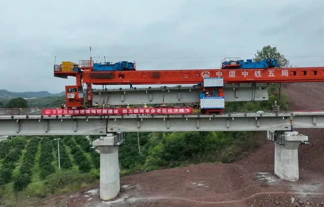 绵水特大桥位于江西省瑞金市境内，是瑞梅铁路全线最长桥梁和控制性工程，该桥全长3052米，由9跨连续梁和79孔T梁组成，桥梁分别上跨济广高速公路和两次跨越绵水河，施工组织和安全管理难度大。