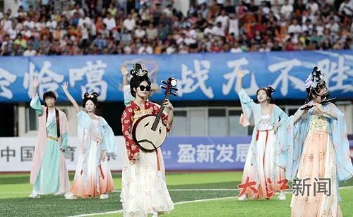 新余队主场,“七仙女”穿越为球队助阵。江南都市报全媒体记者许南平 摄