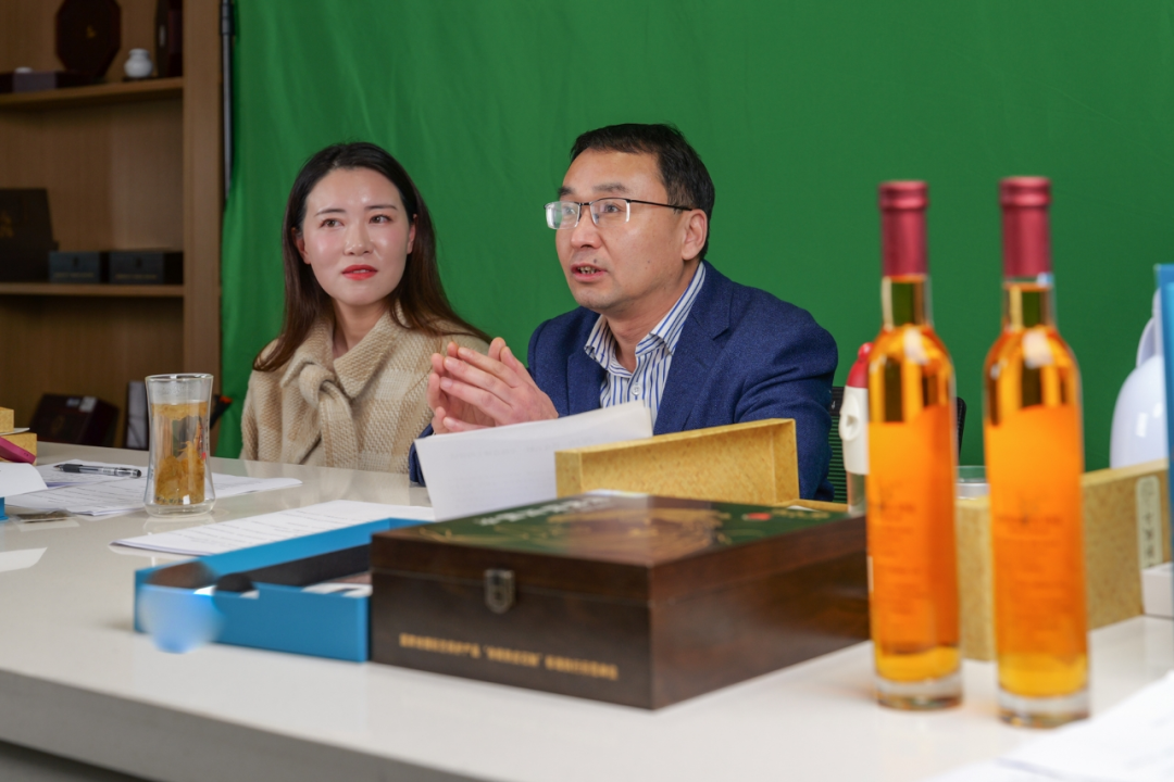 余姚石斛科技小院直播带货。