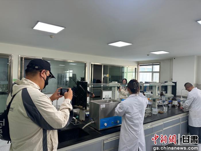 图为10月22日，来自加拿大、爱尔兰、德国、韩国等国家和地区的海外华文媒体融合采访团走进位于兰州市皋兰县的标杆企业甘肃泛植制药。刘潇　摄