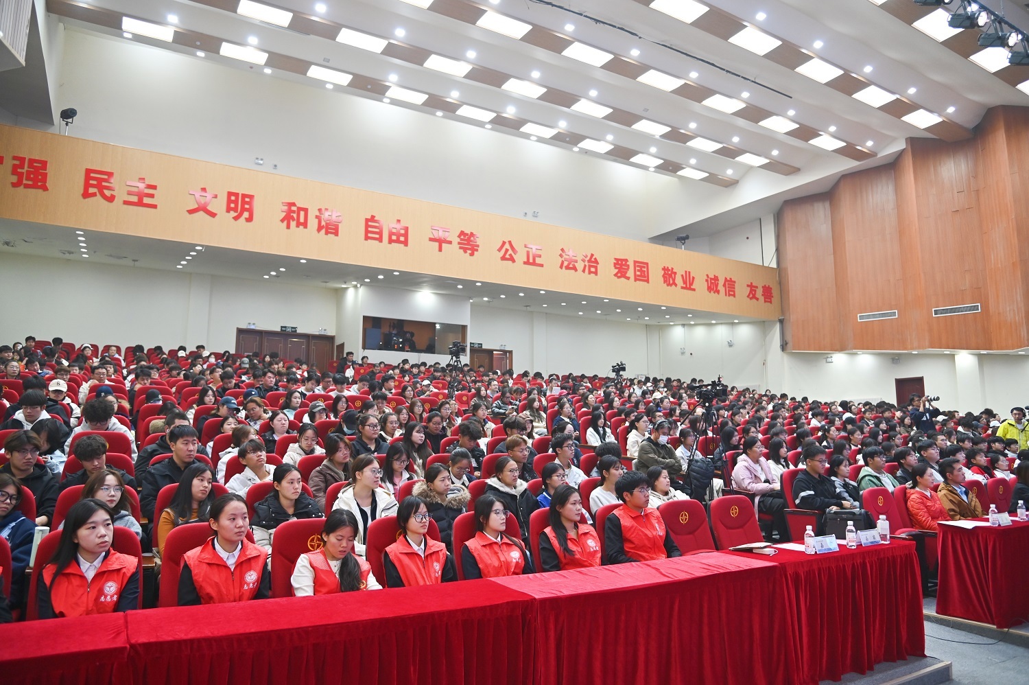 以青春之名 为生命“续航”！“健康说”+抖音大V带领高校学子解锁献血新认知