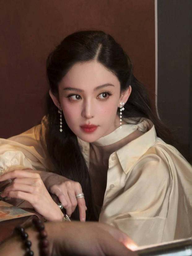 娜扎五官精致，性感迷人。
