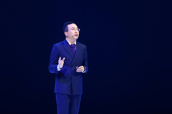 前荣耀CEO赵明发布2025年首条微博 还在用荣耀Magic7 Pro