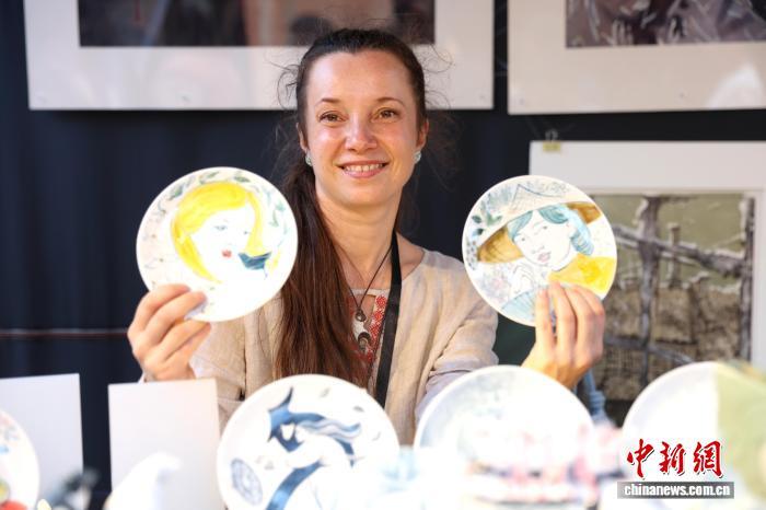 2025陶溪川春秋大集(秋集)10月17日至19日在此举行，40余个国家和地区的近千位陶瓷手艺人齐聚景德镇“赶集”。　中新社记者 刘占昆 摄