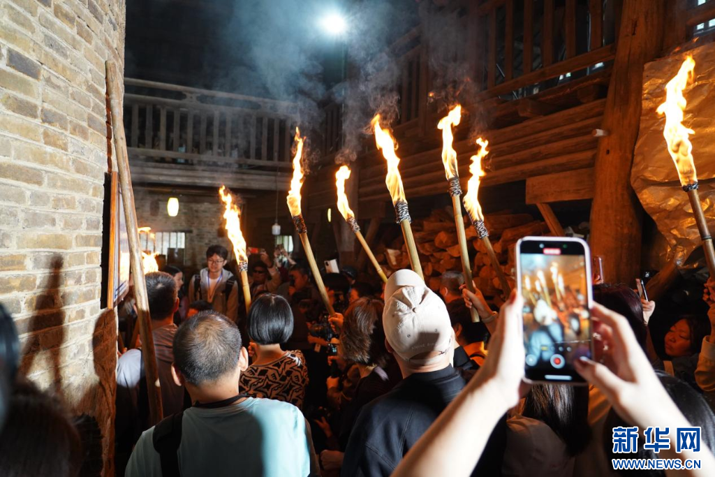 10月19日，与会嘉宾一起进行复烧点火。新华网发