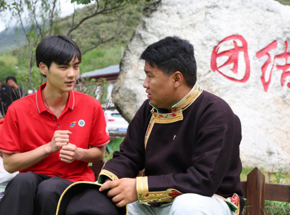 服务队在西藏林芝嘎拉村与藏族同胞互动交流