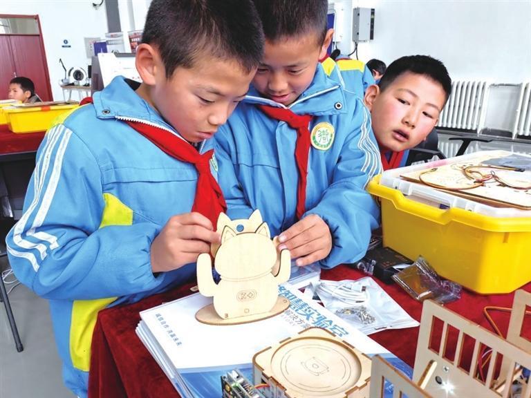 学生动手制作招财猫