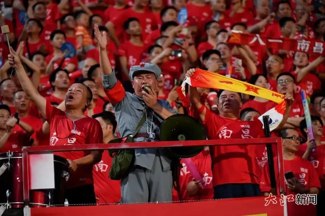 7月20日晚,南昌八一体育场,赣超第二轮,南昌队坐镇主场迎战九江队。球迷“红军哥”。大江新闻 全媒体记者王祺 摄