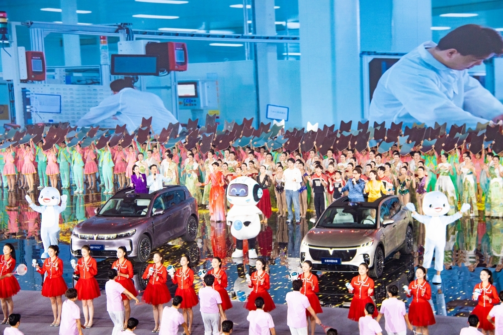 机器人传递圣火 王霜点燃主火炬 武汉市第十二届运动会在车谷开幕