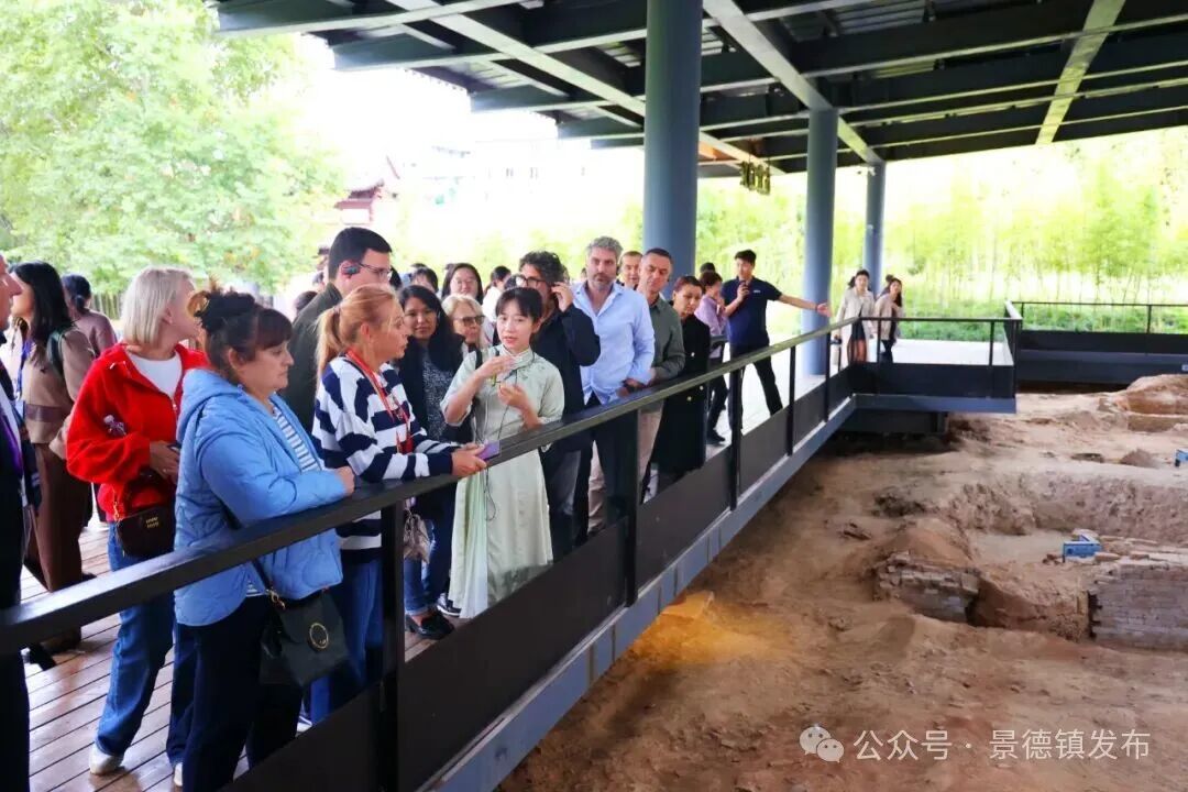 来自世界各地的市长与嘉宾们参与走读景德镇活动。(全媒体记者 余乐俭 摄)