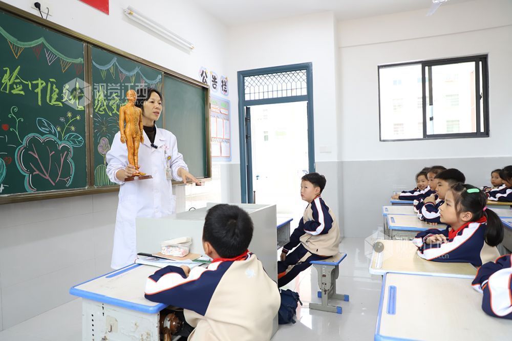 10月22日，江西省余干县中医院联合余干县第八小学开展”体验中医文化、感受中医魅力”活动。