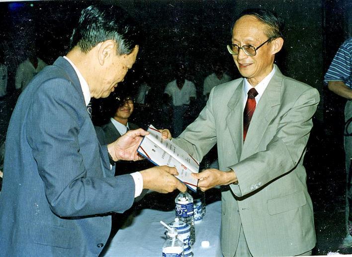 1995年6月，杨振宁被聘为华中科技大学名誉教授 华中科技大学供图