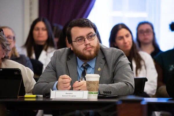 ▎據《紐約時報》報道,參與群聊的共和黨人中,州參議員塞繆爾·道格拉斯是唯一的當選成員。丑聞曝出后,他于17日宣布辭職。(圖源:Vermont Public)