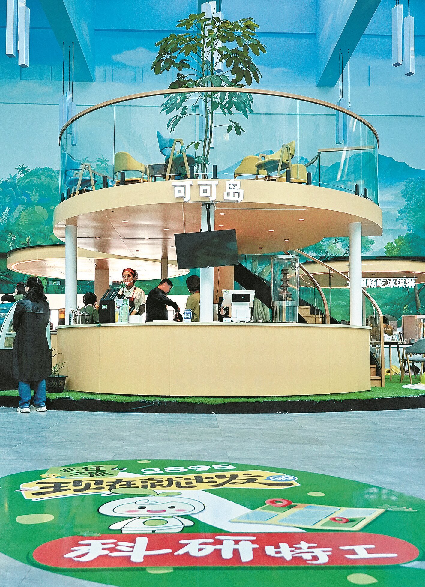 游客在冰巧乐园可可岛选购商品。 记者 陈立桐 摄