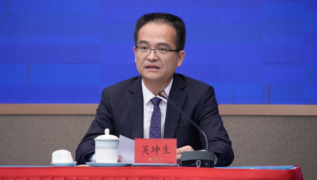 图:深圳市政府副秘书长吴坤生发言
