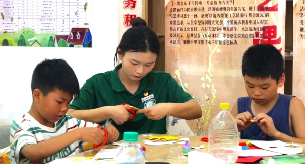 美术学院“抱石”志愿服务队在上饶市万年县开展“乡村艺课”