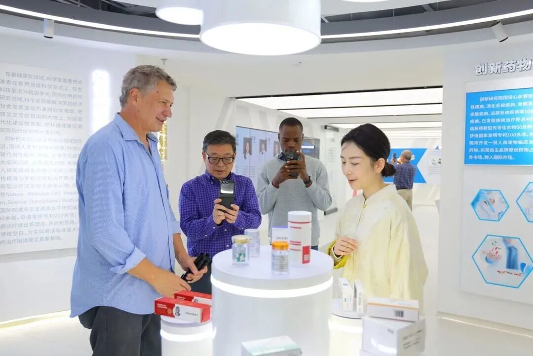 大会启幕前夕，国际专家团赴重大疾病新药靶发现及新药创制全国重点实验室参观交流（受访单位供图）