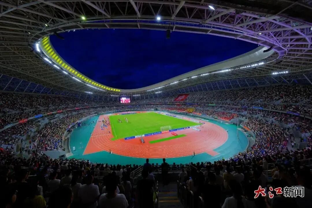 7月20日,赣州队对阵宜春队的比赛,共有36249人现场观赛。刘勇 摄