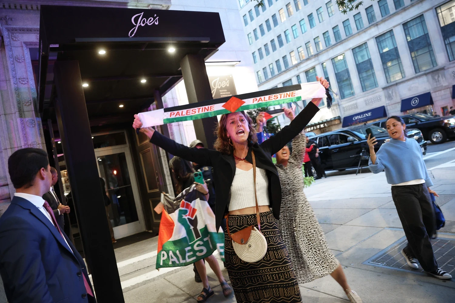 美媒:特朗普近距离遭遇抗议者引发安保团队担忧,餐刀就在旁边