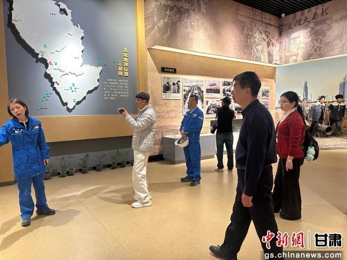 图为10月21日，来自加拿大、爱尔兰、德国、韩国等国家和地区的海外华文媒体融合采访团走进兰州石化。刘潇　摄