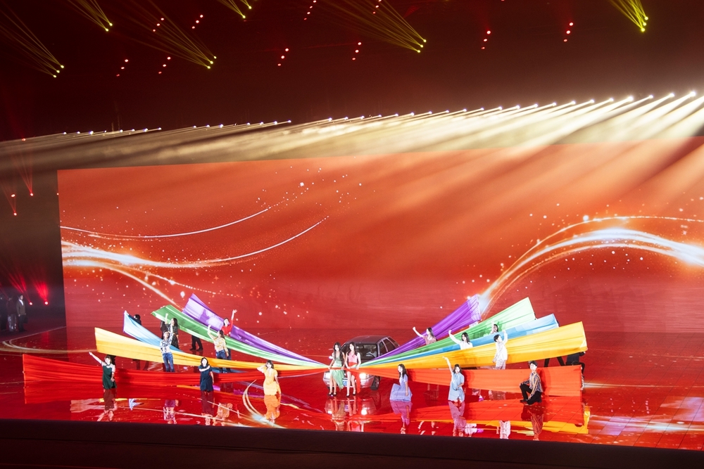 机器人传递圣火 王霜点燃主火炬 武汉市第十二届运动会在车谷开幕