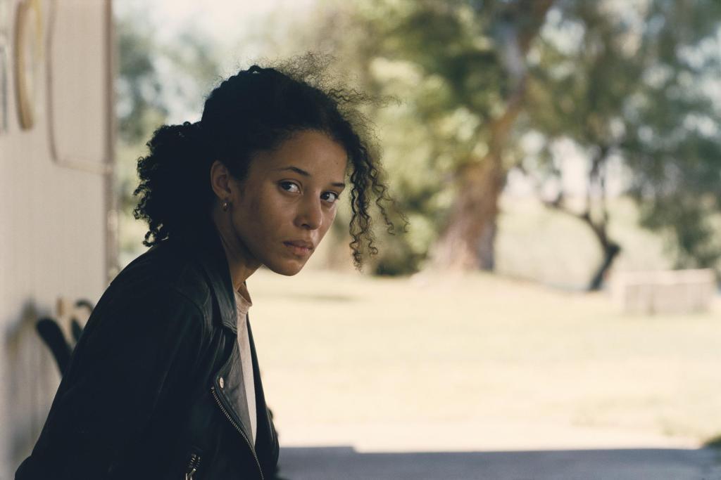 片中,薇拉的主题旋律为一段清澈回转的吉他独奏。