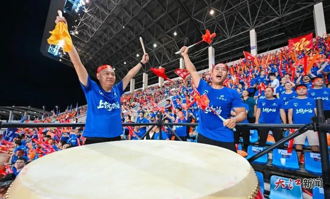 8月23日晚,上饶市体育中心迎来上饶队与景德镇队的比赛,现场上饶球迷呐喊助威,为本队加油。江西日报全媒体记者张翰林