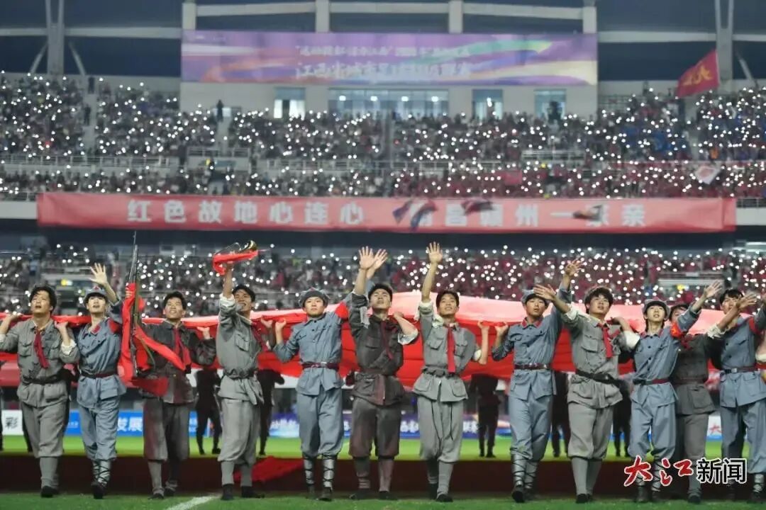 9月20日,赣超淘汰赛阶段首轮,南昌队主场对阵赣州。中场的演出。大江新闻 全媒体记者王祺 摄