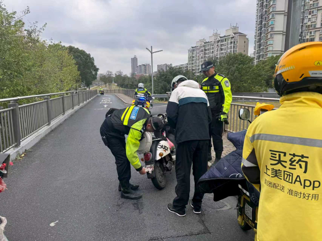 △系统预警后民警现场布控拦截