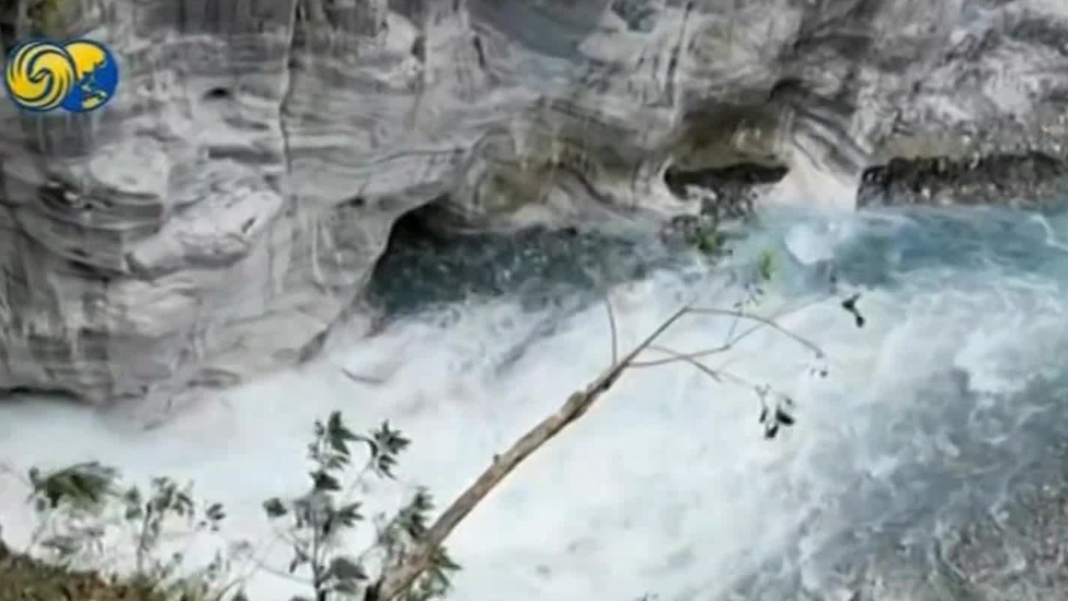 水位距坝顶仅约5米，花莲太鲁阁堰塞湖恐溢流，当局促民众撤离