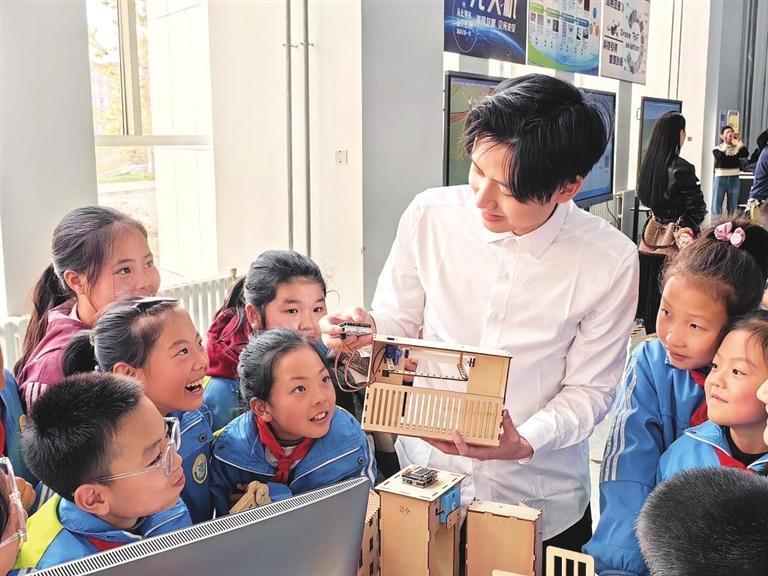 老师讲解传感器原理 本组图片均由兰州新区报记者 姜波 摄