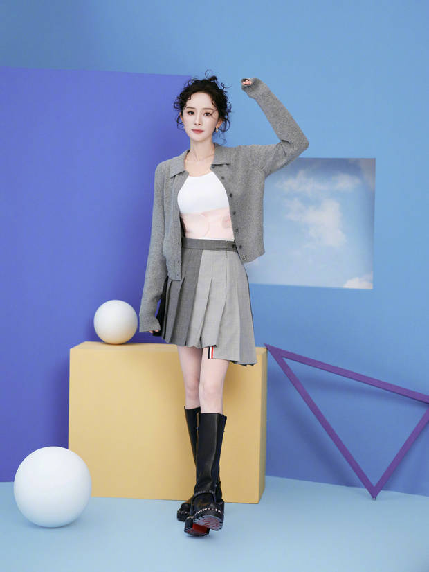搜狐娱乐讯 10月20日，杨幂工作室公开一组杨幂的活动写真，照片里杨幂穿着灰色短裙，露出修长双腿，尽显纯欲。