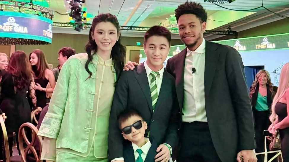 奚梦瑶夫妇带儿子出席晚宴，5岁何广燊身高优越，正脸很像何猷君封面图