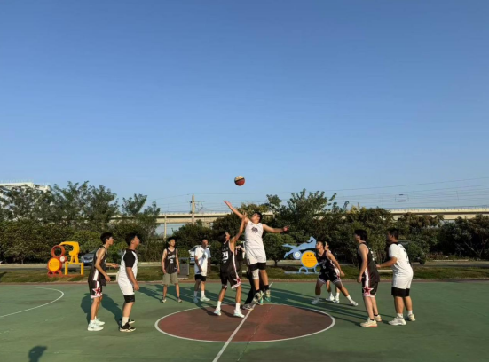 南昌向远轨道技术学校阳光体育节之新生杯篮球赛圆满落幕