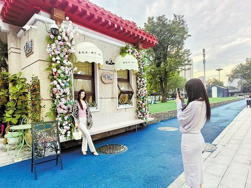 10月11日，石家庄织音1953园区，游客在网红甜品店前拍照打卡。本报记者 潘文静摄
