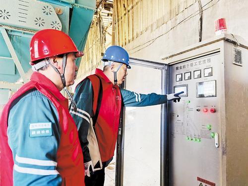 10月13日，国网邱县供电公司工作人员深入县内粮食烘干厂，开展专项服务。 黎雪辉摄