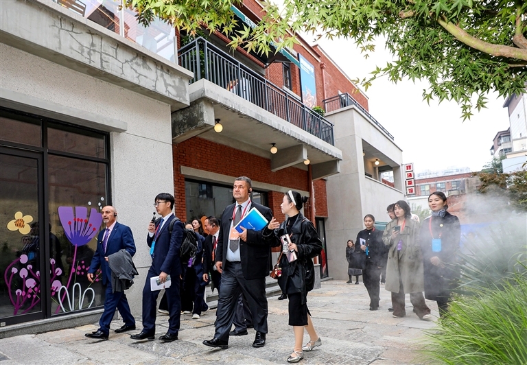 与会嘉宾参观阜民里文化街区。