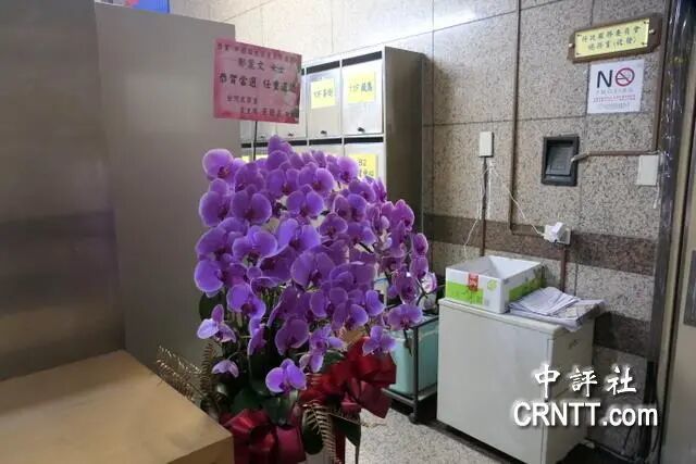 ▎台湾民众党主席黄国昌在郑丽文当选后没多久就送来花篮祝贺。图源:中评社