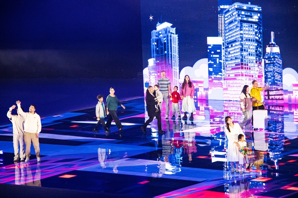 机器人传递圣火 王霜点燃主火炬 武汉市第十二届运动会在车谷开幕