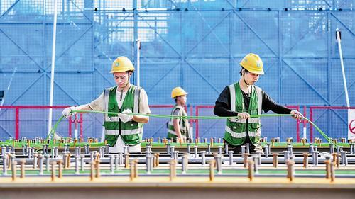 9月4日,在北京科技大学雄安校区建设工地,建设者们正在进行施工作业。 本组图片由本报见习记者李畅摄