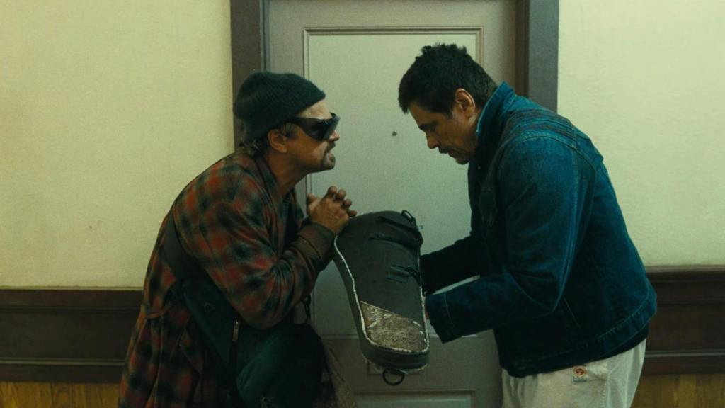 鲍勃逃亡的整个过程中响彻极简风的钢琴配乐