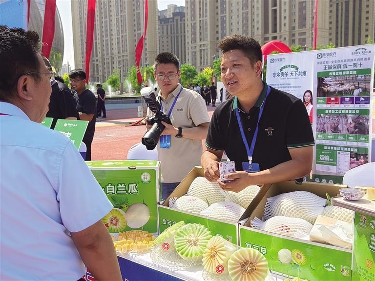 魏新宝（右）在兰州市科技活动周展示新品白兰瓜