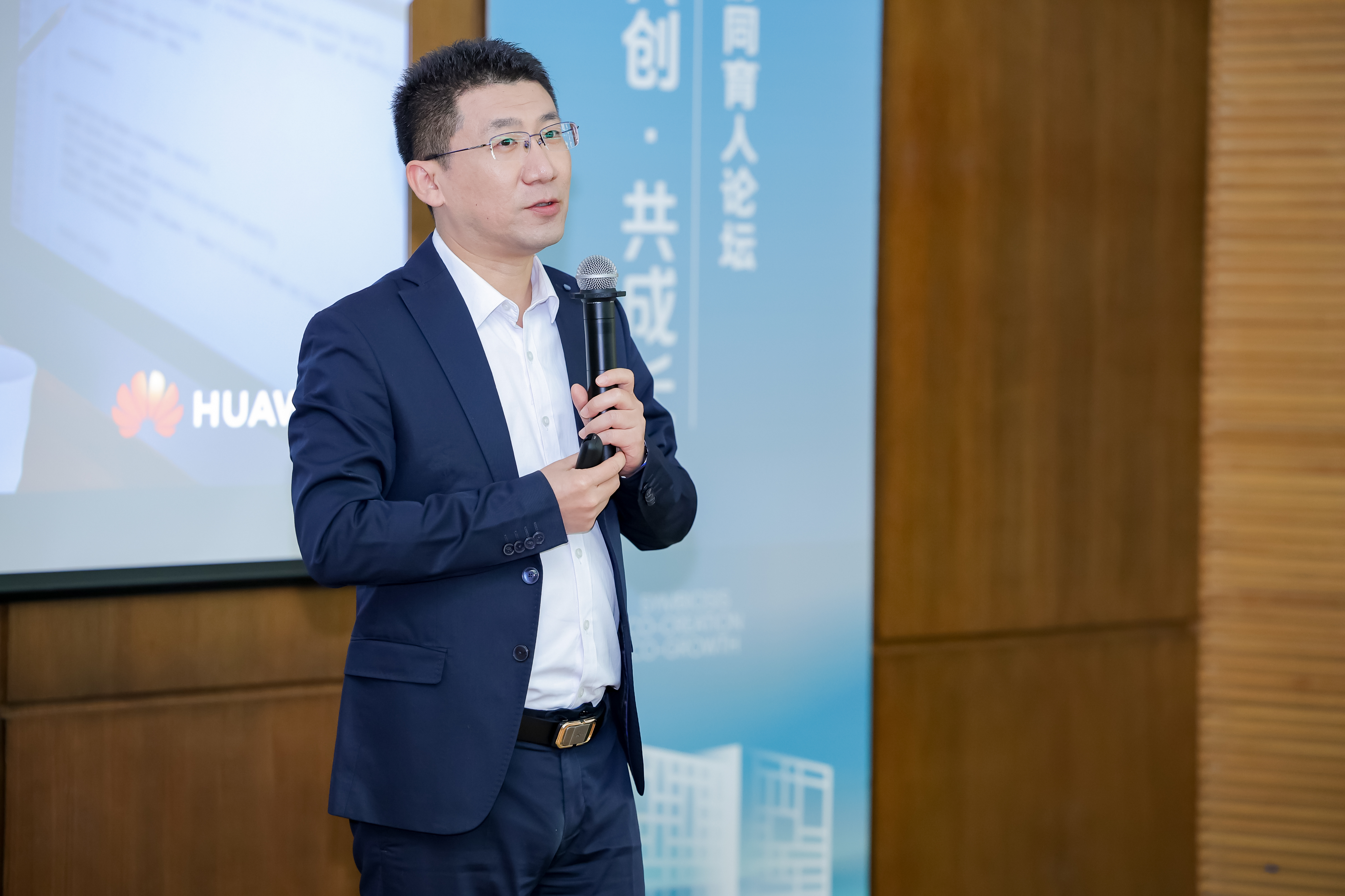 圖6 華為公共事業(yè)軍團副總裁孫鵬飛作報告