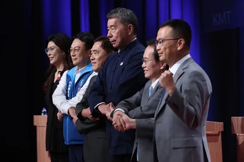▎日前由TVBS与联合报主办的国民党主席选举辩论,6位党主席候选人郑丽文(左起)、卓伯源、郝龙斌、张亚中、蔡志弘、罗智强辩论前一同握手合影。图源:联合报