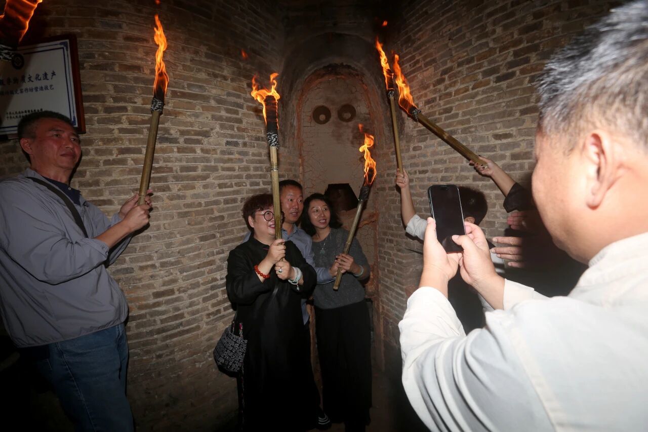 ▲游客参与复烧点火活动。