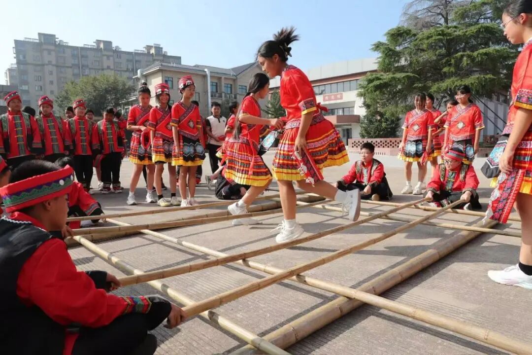 鎮海區古塘中學竹竿舞。